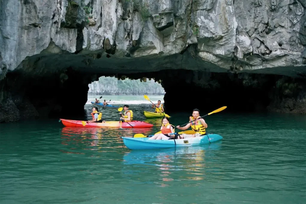 Halong-Bay-Kayaking-to-visit-Caves